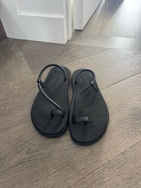 Emme parsons Black Minimalist Toe-Loop Sandals